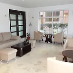 Family нouse -нotel Asai ラヴダ