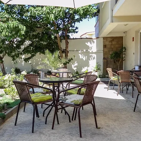 Family нouse -нotel Asai 라브다